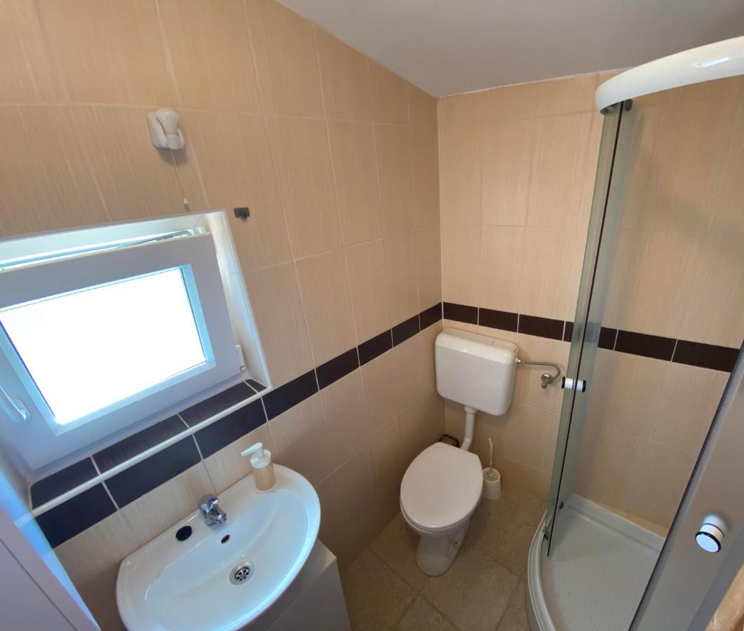 Beachfront Apartment Вир Екстер'єр фото