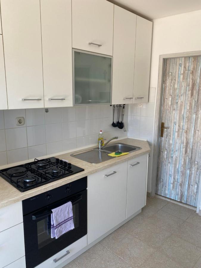 Beachfront Apartment Вир Екстер'єр фото