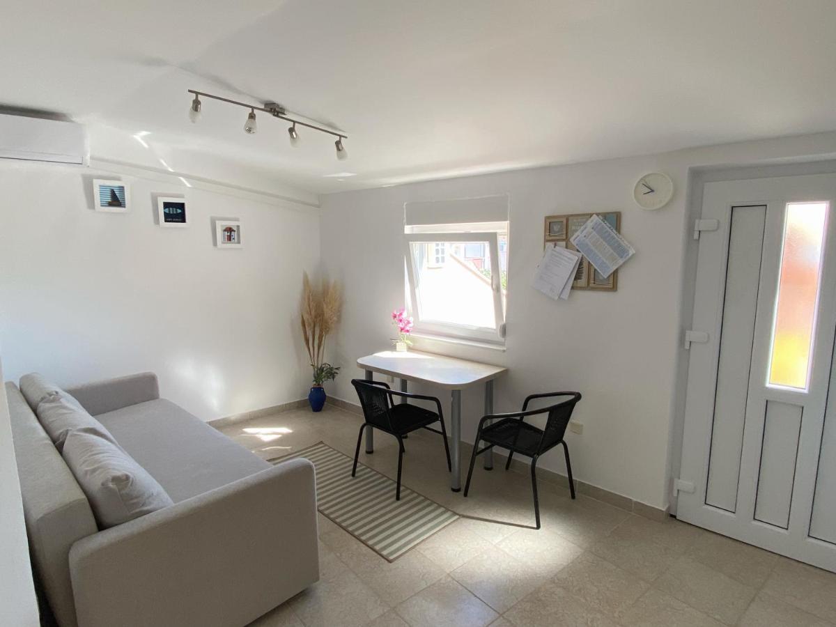 Beachfront Apartment Вир Екстер'єр фото